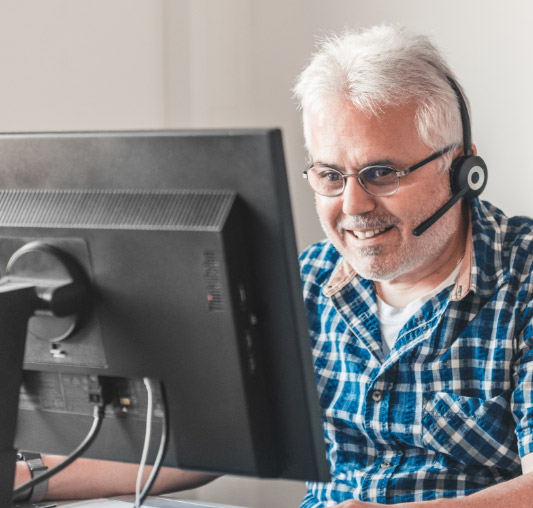 Mitarbeiter am PC mit Headset